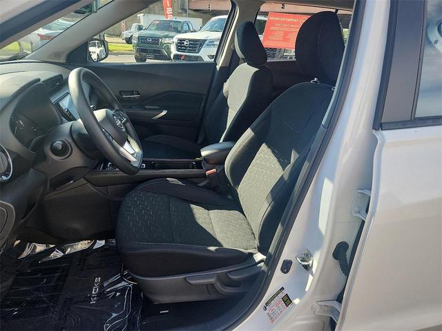 Photo of 2024 Aspen White Tricoat/Super Black Nissan Kicks