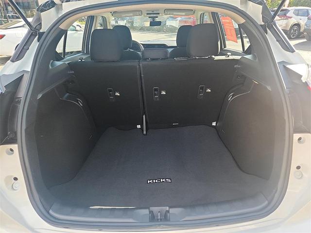Photo of 2024 Aspen White Tricoat/Super Black Nissan Kicks