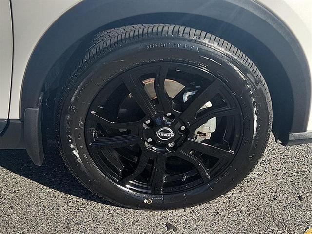 Photo of 2024 Aspen White Tricoat/Super Black Nissan Kicks