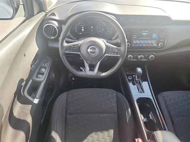 Photo of 2024 Aspen White Tricoat/Super Black Nissan Kicks