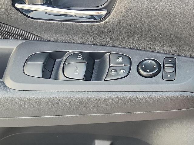 Photo of 2024 Aspen White Tricoat/Super Black Nissan Kicks