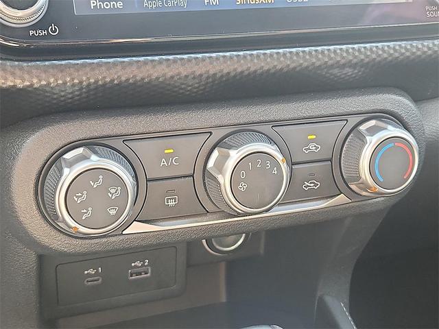 Photo of 2024 Aspen White Tricoat/Super Black Nissan Kicks