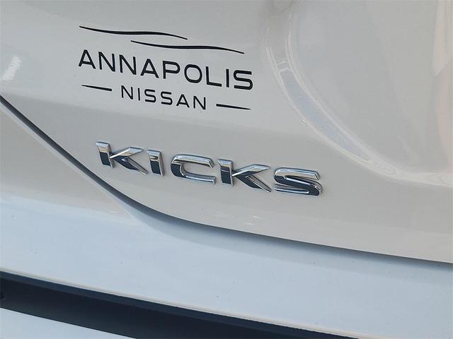 Photo of 2024 Aspen White Tricoat/Super Black Nissan Kicks