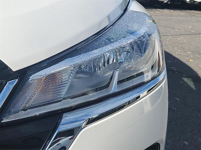 Photo of 2024 Aspen White Tricoat/Super Black Nissan Kicks