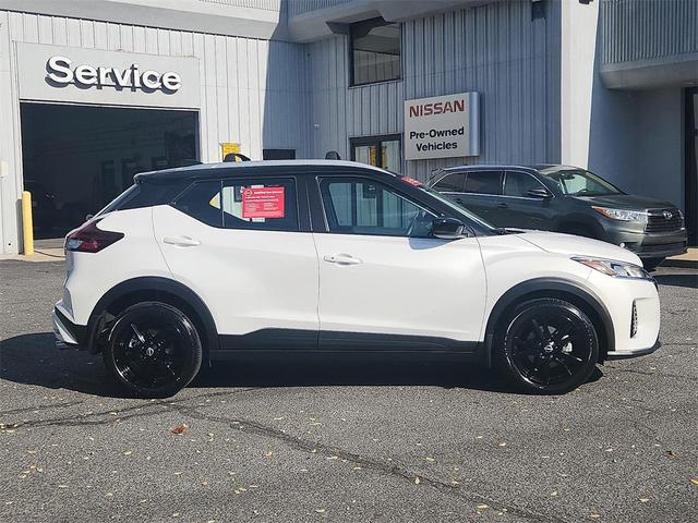 Photo of 2024 Aspen White Tricoat/Super Black Nissan Kicks