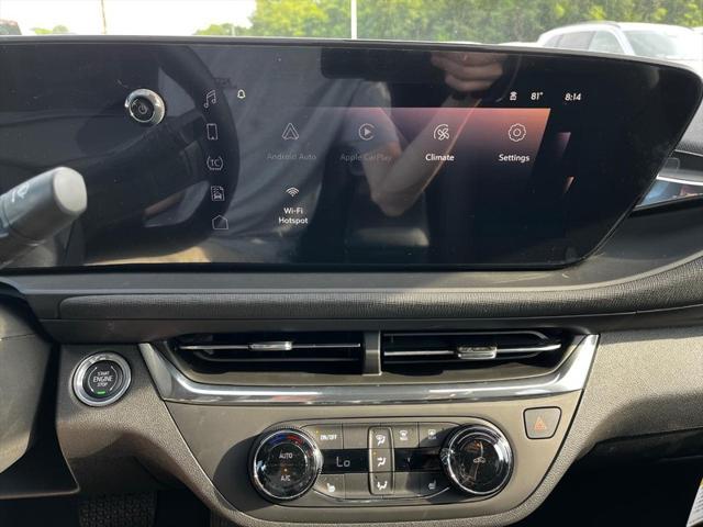 Photo of 2025 Summit White Buick Envista