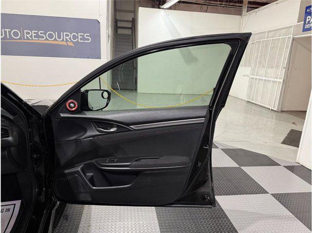 Photo of 2019 Crystal Black Pearl Honda Civic Si