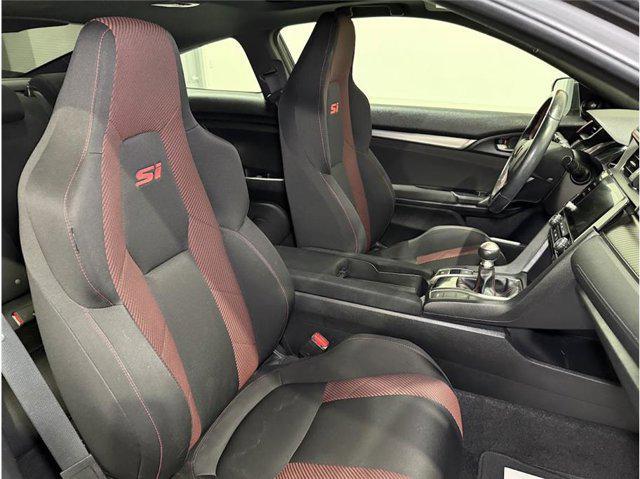 Photo of 2020 Crystal Black Pearl Honda Civic Si
