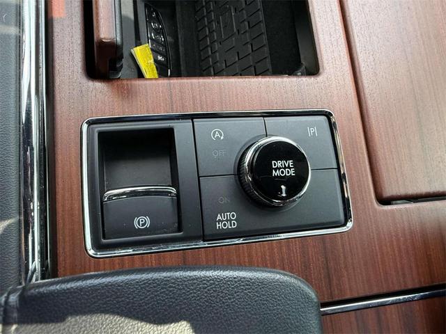 Photo of 2023 Infinite Black Metallic Clearcoat Lincoln Navigator