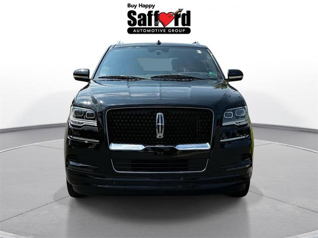 Photo of 2023 Infinite Black Metallic Clearcoat Lincoln Navigator