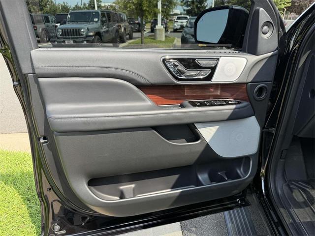 Photo of 2023 Infinite Black Metallic Clearcoat Lincoln Navigator