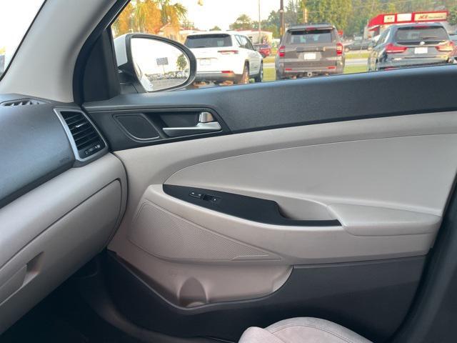 Photo of 2016 Winter White Hyundai TUCSON