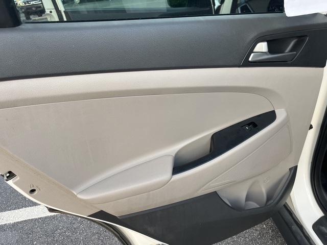 Photo of 2016 Winter White Hyundai TUCSON