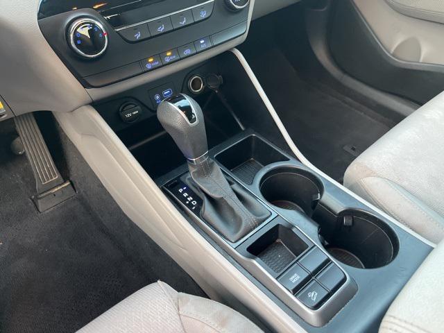 Photo of 2016 Winter White Hyundai TUCSON