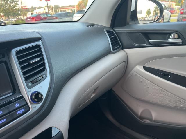 Photo of 2016 Winter White Hyundai TUCSON