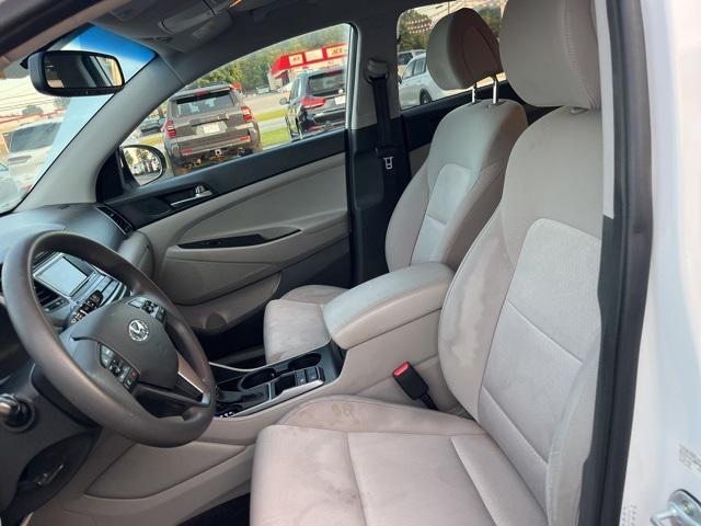 Photo of 2016 Winter White Hyundai TUCSON