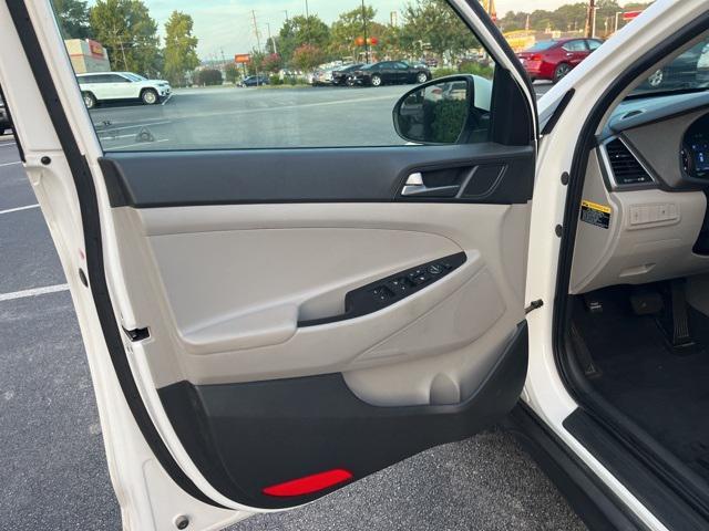 Photo of 2016 Winter White Hyundai TUCSON