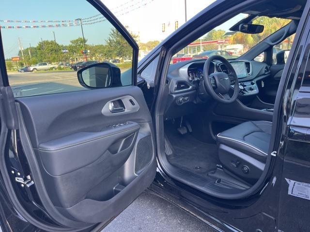 Photo of 2026 Diamond Black Crystal Pearlcoat Chrysler Pacifica