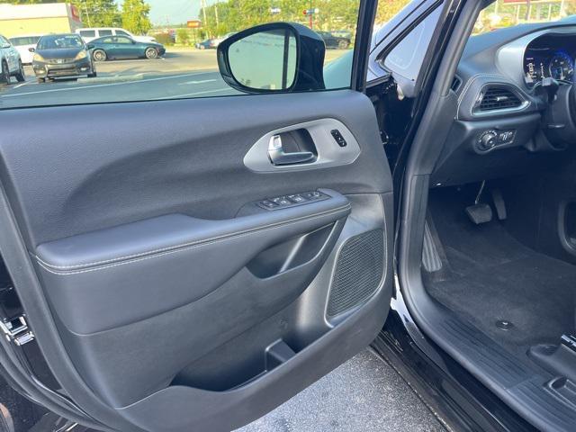 Photo of 2026 Diamond Black Crystal Pearlcoat Chrysler Pacifica