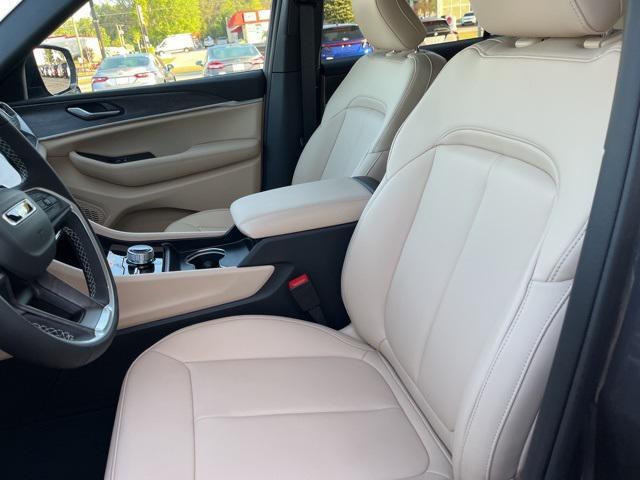 Photo of 2025 Baltic Gray Metallic Clearcoat Jeep Grand Cherokee L
