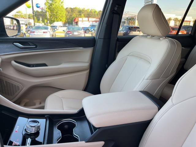 Photo of 2025 Baltic Gray Metallic Clearcoat Jeep Grand Cherokee L