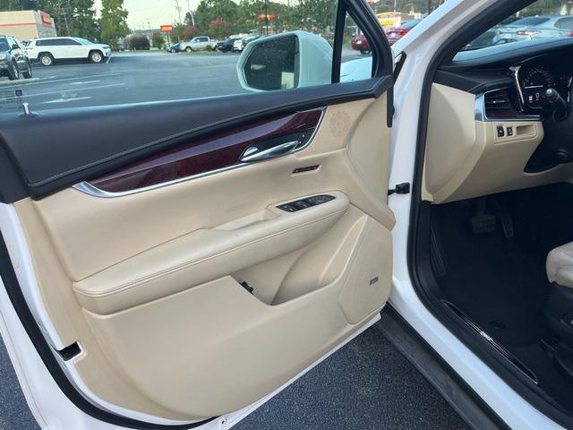 Photo of 2017 Crystal White Tricoat Cadillac XT5
