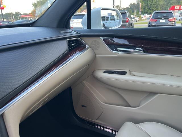 Photo of 2017 Crystal White Tricoat Cadillac XT5