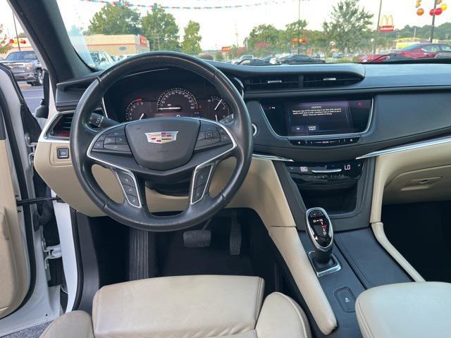 Photo of 2017 Crystal White Tricoat Cadillac XT5
