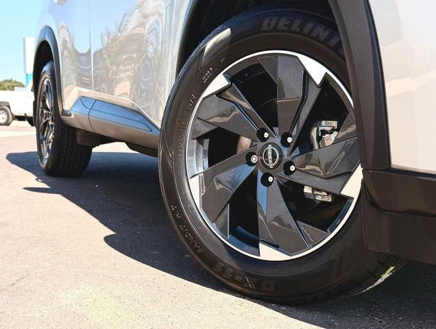 Photo of 2024 Brilliant Silver Metallic Nissan Rogue