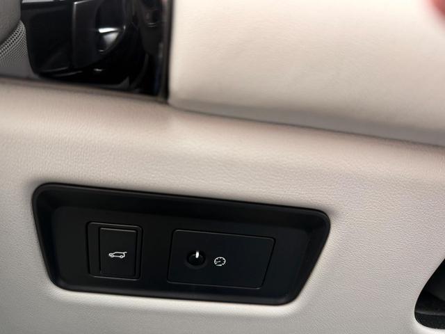 Photo of 2016 Gray Land Rover Range Rover