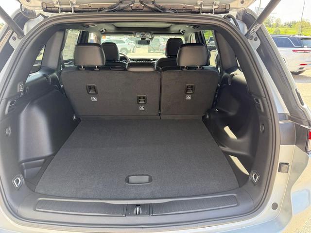Photo of 2025 Silver Zynith Jeep Grand Cherokee