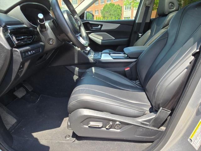 Photo of 2023 Lunar Silver Metallic Acura MDX