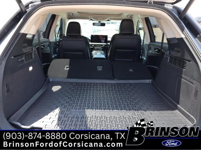 Photo of 2023 Ceramic Pearl Metallic Tinted Clearcoat Lincoln Nautilus