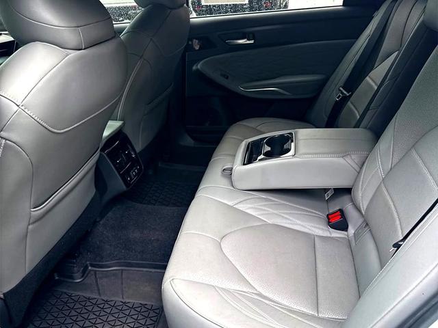 Photo of 2019 White Toyota Avalon