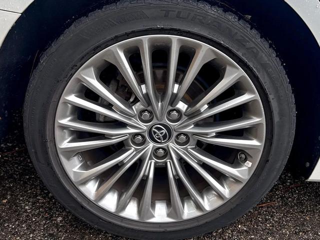 Photo of 2019 White Toyota Avalon