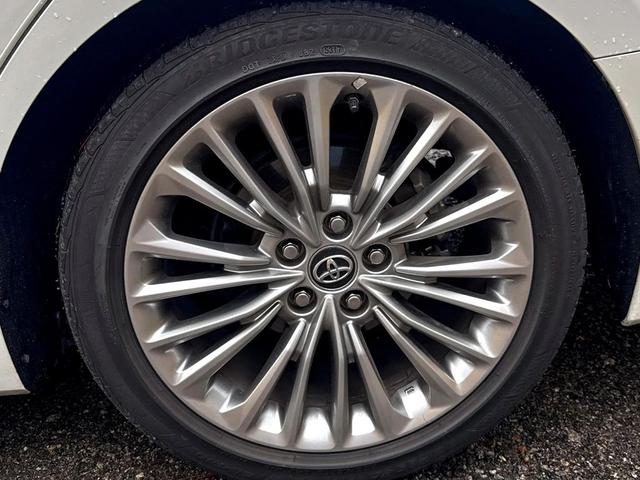 Photo of 2019 White Toyota Avalon