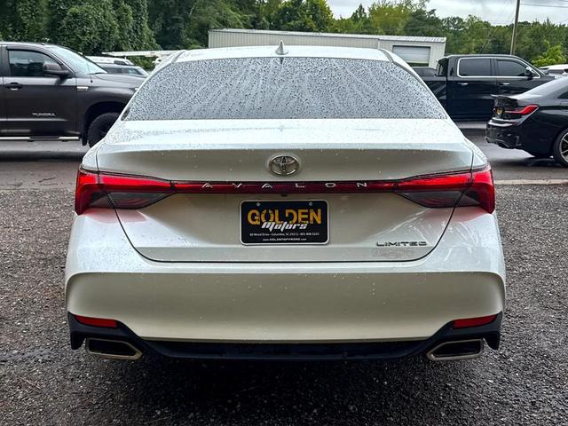 Photo of 2019 White Toyota Avalon
