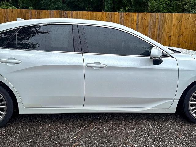Photo of 2019 White Toyota Avalon