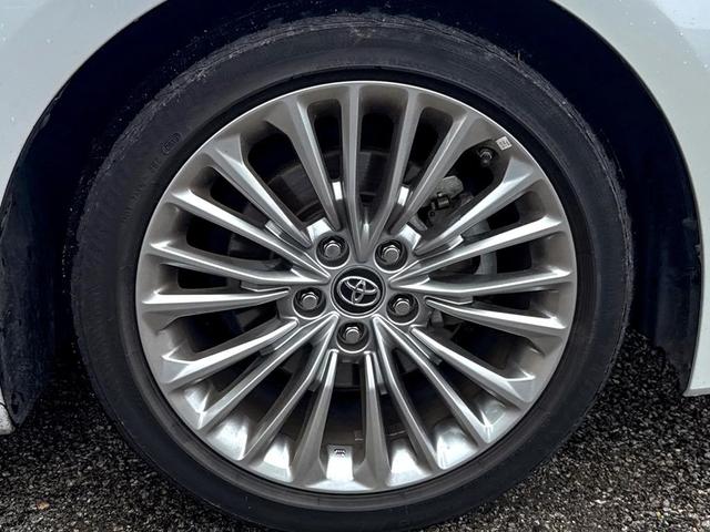 Photo of 2019 White Toyota Avalon