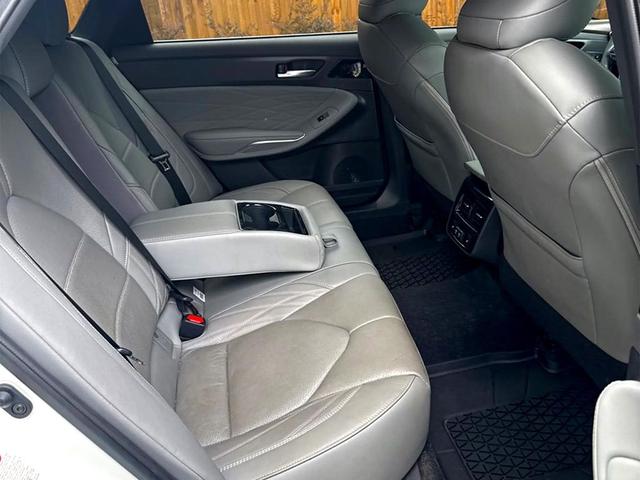 Photo of 2019 White Toyota Avalon