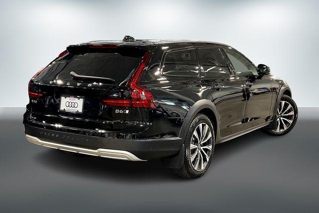 Photo of 2022 Onyx Black Metallic Volvo V90 Cross Country