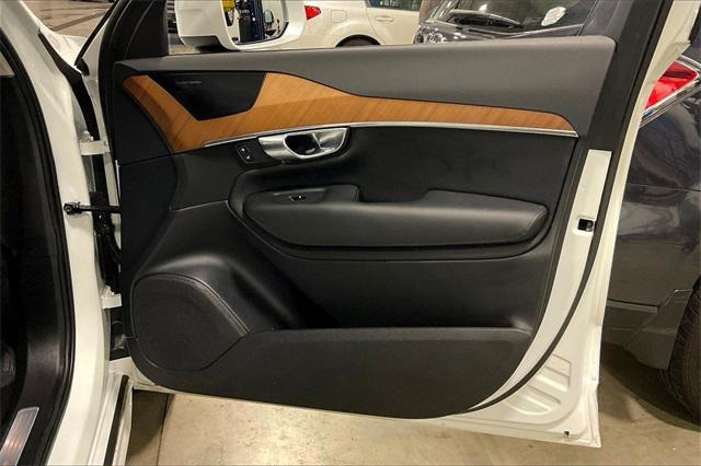 Photo of 2023 Crystal White Metallic Volvo XC90