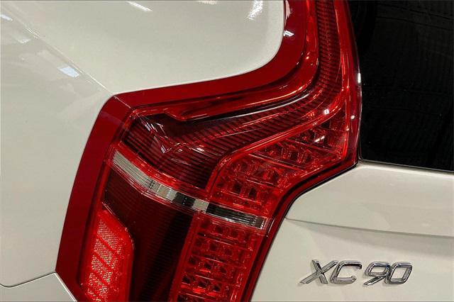 Photo of 2023 Crystal White Metallic Volvo XC90