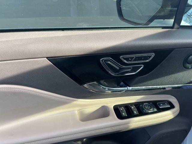 Photo of 2022 Pristine White Lincoln Corsair