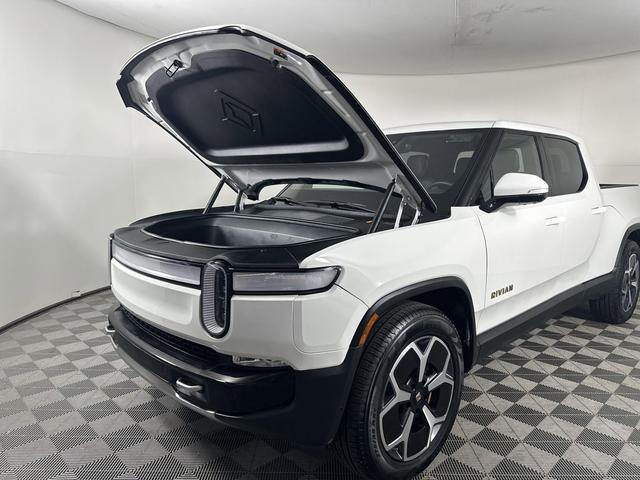 Photo of 2023 Glacier White Rivian R1T