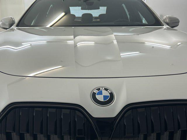 Photo of 2025 Alpine White BMW 740