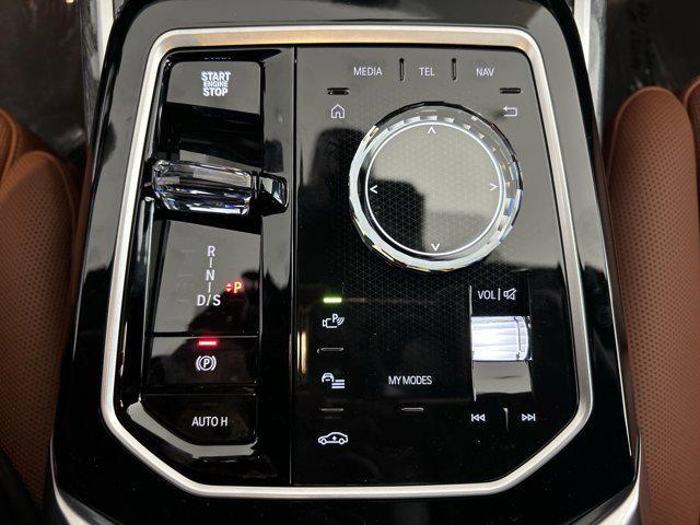 Photo of 2025 Alpine White BMW 740