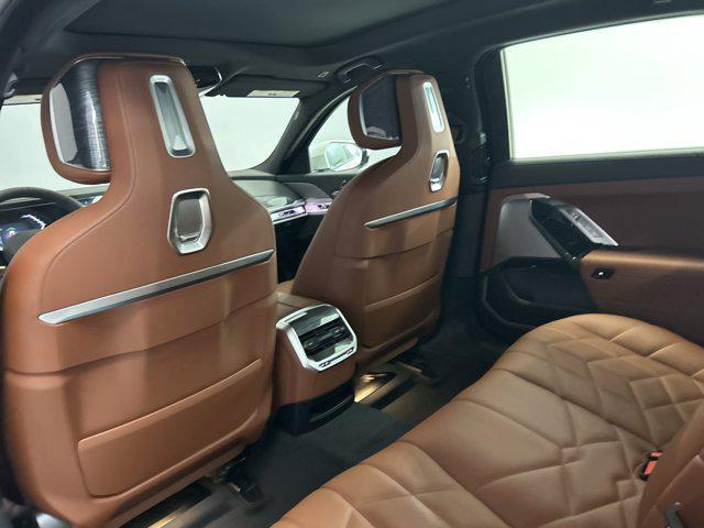 Photo of 2025 Alpine White BMW 740