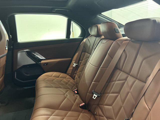 Photo of 2025 Alpine White BMW 740