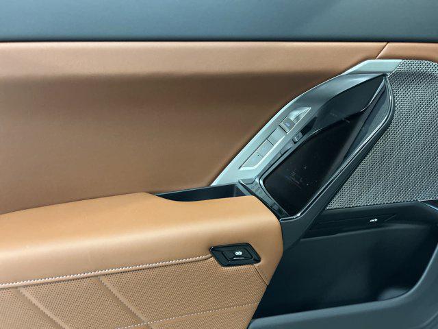 Photo of 2025 Alpine White BMW 740